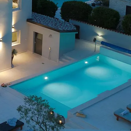 Vogue With Pool 300m From The Near Pula Hotel 4*