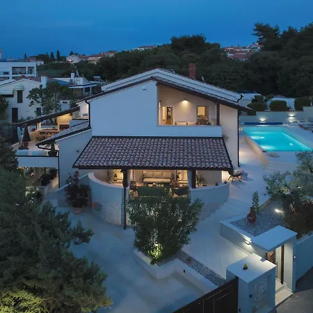 Vogue With Pool 300m From The Near Pula 4*