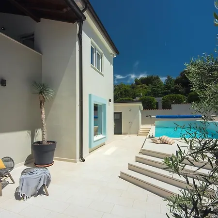 Vogue With Pool 300m From The Near Pula Hotel 4*