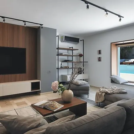 Vogue With Pool 300m From The Near Pula Hotel