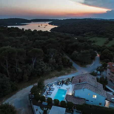 Vogue With Pool 300m From The Near Pula Hotel Vinkuran