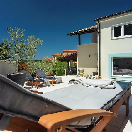 Hotel Vogue With Pool 300m From The Near Pula