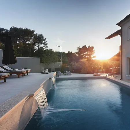 Hotel Vogue With Pool 300m From The Near Pula